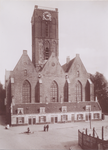 863800 Gezicht op de westgevel van de Jacobikerk (Jacobskerkhof) te Utrecht, vanaf het gebouw van de Gemeentelijke Bank ...